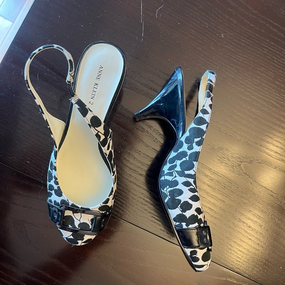 Never worn perfect condition floral sling back pumps. Designer Anne Klein.